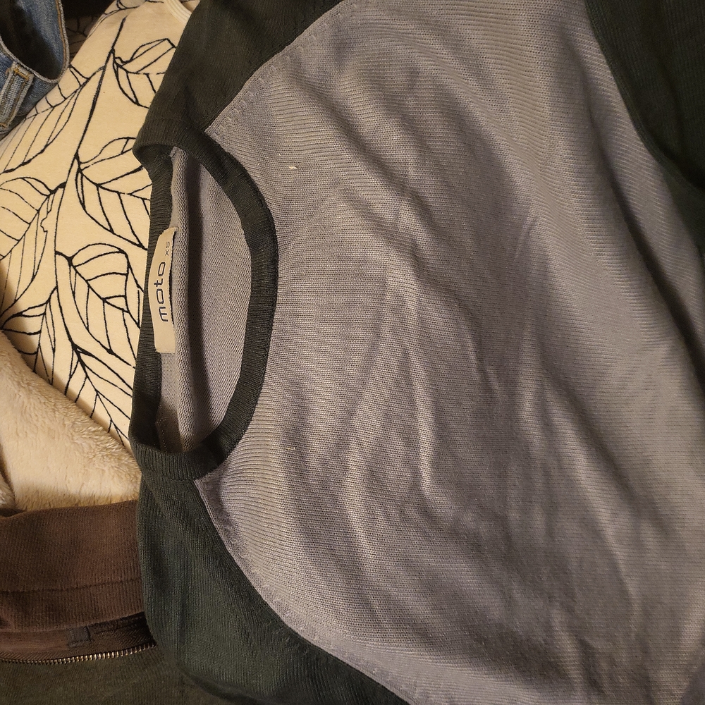 A moto size xs but it seems bigger..Grey and hunter green